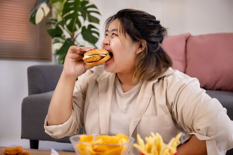 La malbouffe provoque un excès de poids. 